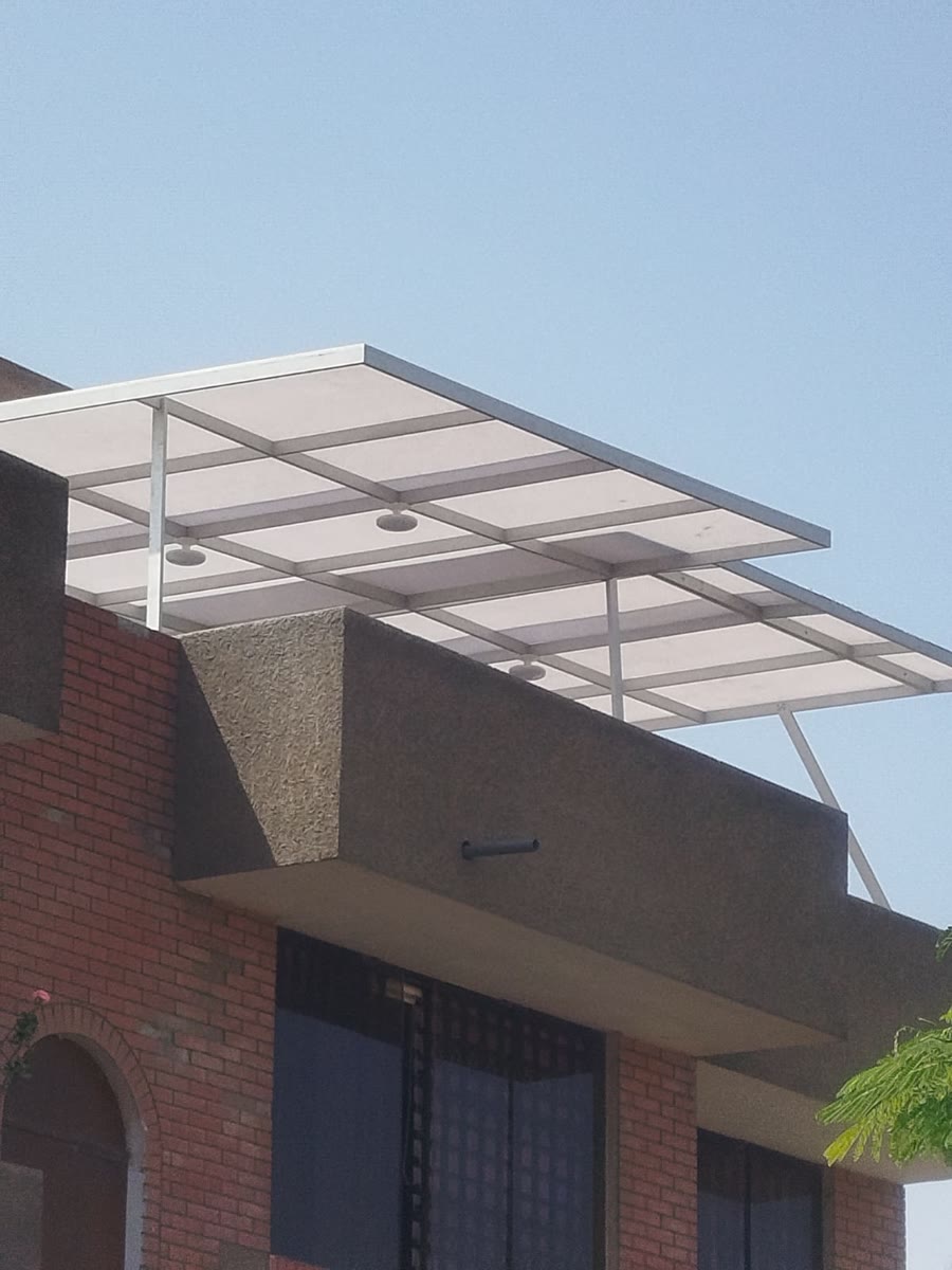 Cobertura ligera instalada sobre una terraza residencial