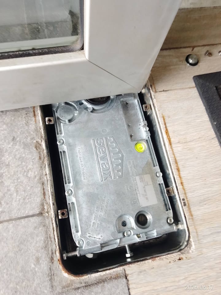 Detalle de un sistema de cierre de piso durante una revisión técnica